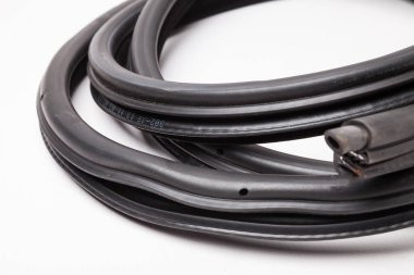 Arabanın gövdesindeki elementler için siyah lastik dolgu maddesi, kapı veya bagaj için, gürültü yalıtımı için, termal ve ses için, arabanın içindeki ısı kaybını önlemek için. Bir atölyede tamir için conta kapatılıyor.