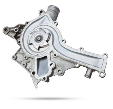 Metal otomobil pompası beyaz arka planda su pompasının motorunu soğutmak için. Hurdalıktaki araba motoru için yedek parça konsepti