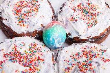 Renkli yumurtalarla ve yemek pişirirken paskalya pastasıyla Paskalya tatili. Mutfakta ev yapımı kekler..