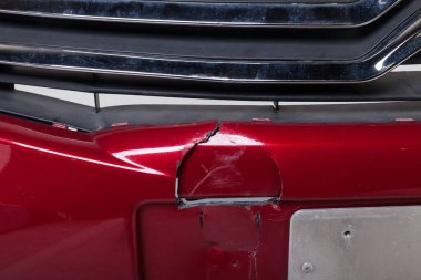 Araba tamponu, tamir ve sigorta için geçirdiği bir kazadan sonra kırılmış..