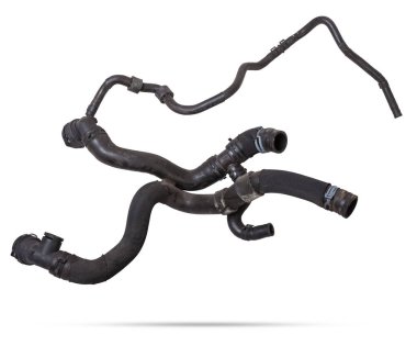 Araba motoru soğutma sisteminin siyah plastik hortumu tamir sırasında ya da yedek parça kataloğunda otomatik sökülmesi için bir fotoğraf stüdyosundaki beyaz izole arka planda..