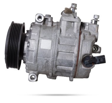 Araba yedek parça klima kompresörü - sıcak yaz mevsiminde havayı soğutmak için iklim kontrol sistemine basınç altında freon sağlamak için pompa. Hurdalıktan yedek parça kataloğu.