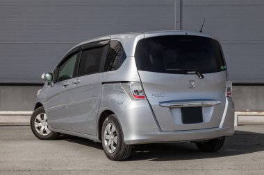 Pavlodar, Kazakistan - 04.12.25: Japonya 'da 2013 model gümüş renkli bir kamyonette Honda Freed GB3' ün arka görüntüsü.
