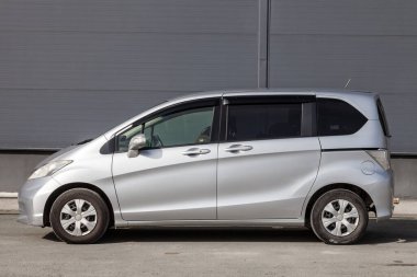 Pavlodar, Kazakistan - 04.12.25: Bir Honda Freed GB3 'ün gümüş renkli arabasının yan görüntüsü.