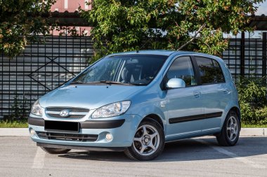 Pavlodar, Kazakistan 06.16... 25: 2005 model mavi bir Kore hatchback 'inde bir Hyundai Getz 2005 arabasının ön görüntüsü.