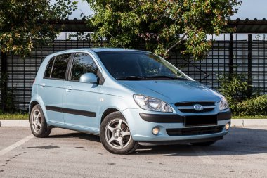 Pavlodar, Kazakistan 06.16... 25: 2005 model mavi bir Kore hatchback 'inde bir Hyundai Getz 2005 arabasının ön görüntüsü.