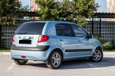 Pavlodar, Kazakistan 06.16... 25: 2005 model mavi bir Kore hatchback 'inde Hyundai Getz 2005 arabasının arka görüntüsü.