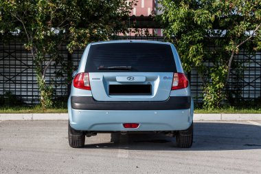 Pavlodar, Kazakistan 06.16... 25: 2005 model mavi bir Kore hatchback 'inde Hyundai Getz 2005 arabasının arka görüntüsü.