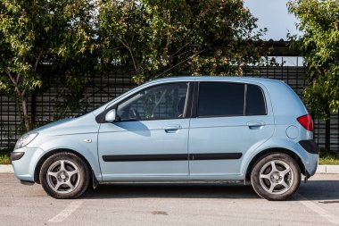 Pavlodar, Kazakistan - 06.16... 25: Japon 2013 model, gümüş renkli bir kamyonetle Honda Freed GB3 'ün yan görüntüsü.