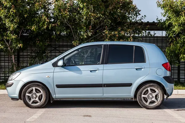Pavlodar, Kazakistan - 06.16... 25: Japon 2013 model, gümüş renkli bir kamyonetle Honda Freed GB3 'ün yan görüntüsü.