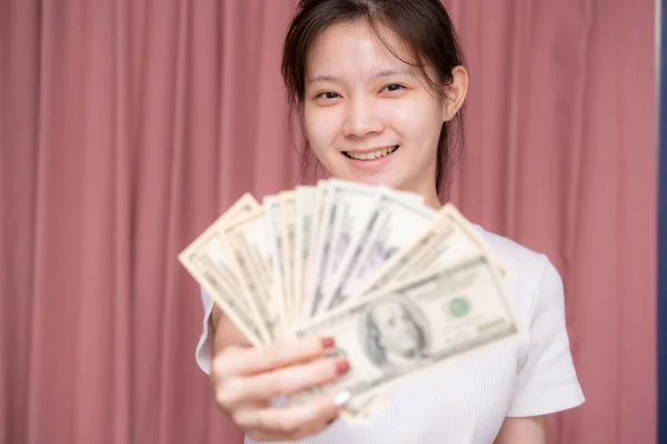 Retrato Uma Mulher Asiática Sorridente Vestir Camisa Branca Segurando Notas — Fotografia de Stock
