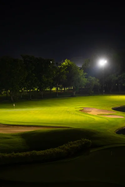 Vacker Mörk Natt Utsikt Över Golfbanan Bunkrar Sand Och Grönt — Stockfoto