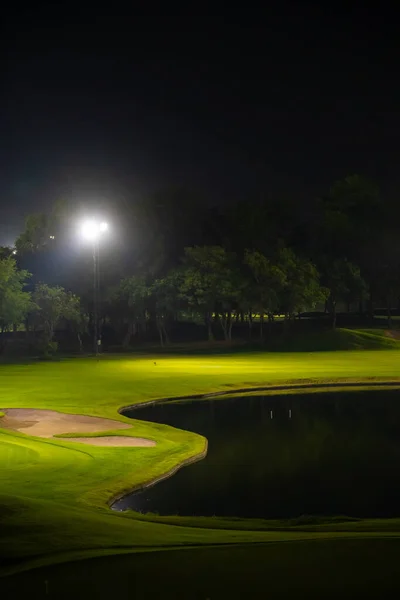 Vacker Mörk Natt Utsikt Över Golfbanan Bunkrar Sand Och Grönt — Stockfoto