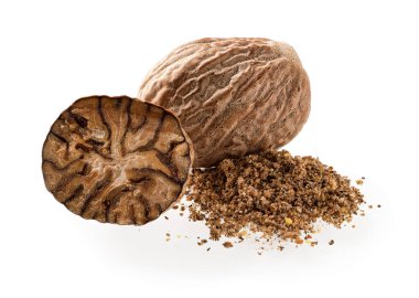 Natmeg tohumu, ikiye bölünmüş ve rendelenmiş. Beyaz arka planda izole edilmiş organik muscat fındıkları. Myristica 'nın yemek pişirmek için güzel kokulu meyveleri. Baharat ve baharat konsepti. Ön görünüm.