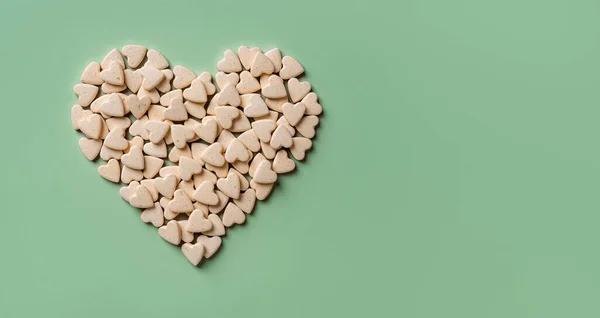 Καρδιά Σχήμα Συντροφιάς Συμπληρώματα Διατροφής Πάνω Από Πράσινο Φόντο Βιταμίνη Royalty Free Φωτογραφίες Αρχείου