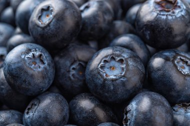 Çiğ yaban mersini arka planı. Tatlı, sulu yaban mersinlerinin yakın dokusu. Sağlıklı beslenmek için doğal antioksidan olarak olgun yaban mersini. Vejetaryen ve vejetaryen kavramı. Üst görünüm.