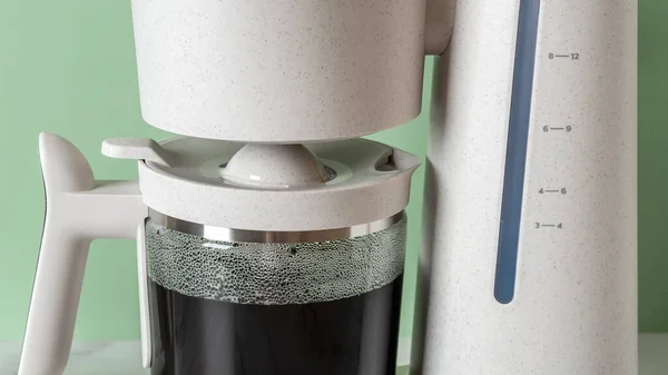 Белая Капельная Кофеварка Пивоварения Черный Кофе Крупный План Автоматическая Кофеварка — стоковое фото
