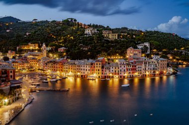 Eski Portofino kasabasının manzarası, alacakaranlıkta aydınlandı, İtalyan Riviera 'sındaki dünyaca ünlü antik deniz köyü.