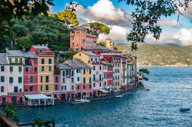 İtalyan Rivierası 'ndaki dünyaca ünlü antik deniz köyü Portofino' nun manzarası.