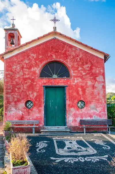 位于意大利Riviera的Portofino村附近的红色旧教堂 — 图库照片