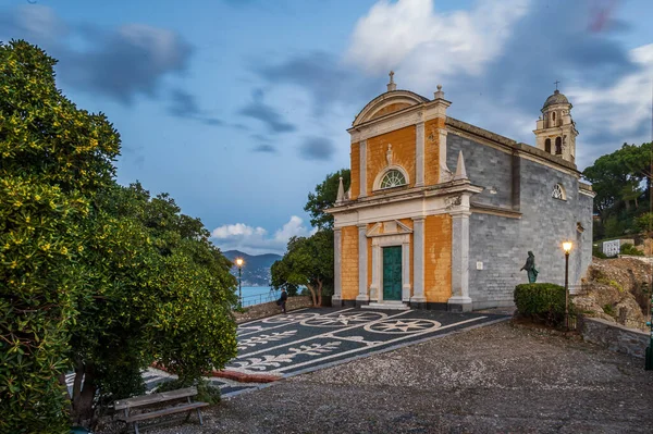 Ligger Udde Med Utsikt Över Byn Portofino Den Antika Kyrkan — Stockfoto