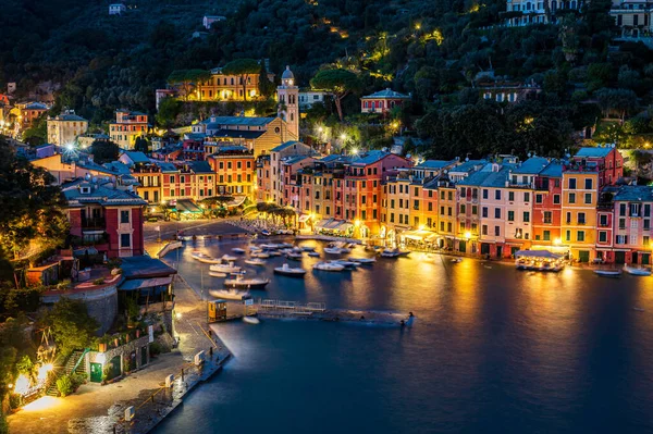 ポルトフィーノの旧市街の景色 夕暮れ時に照明 イタリアのリビエラで世界的に有名な古代の海洋村 — ストック写真