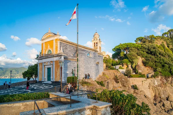 位于俯瞰Portofino村的海角之上的是古老的圣乔治教堂 图库照片