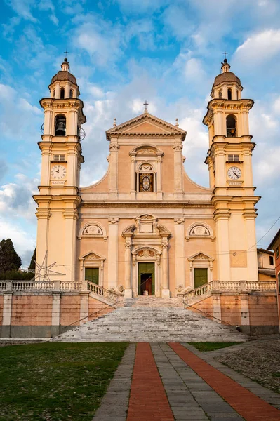 这座主教堂位于意大利里维拉河畔拉瓦格纳村的心脏地带 献给圣斯蒂凡诺 — 图库照片