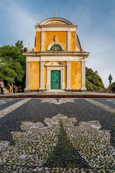 Situado Promontório Com Vista Para Aldeia Portofino Antiga Igreja São — Fotografia de Stock