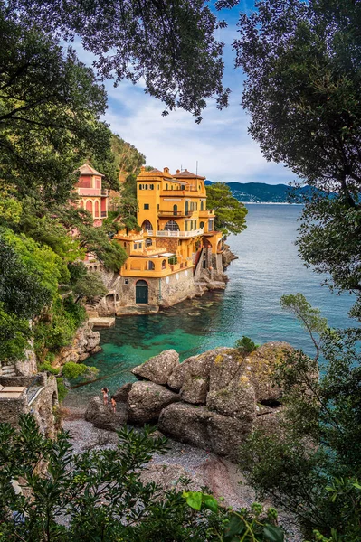 意大利Riviera世界著名村庄Portofino海湾上的大海对岸的宏伟别墅 — 图库照片