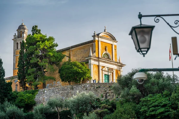 Nachází Výběžku Výhledem Vesnici Portofino Starobylý Kostel Jiří — Stock fotografie