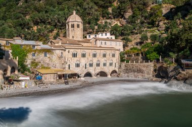Antik San Fruttuoso Manastırı İtalyan Rivierası 'ndaki küçük aynı isimli köyde.