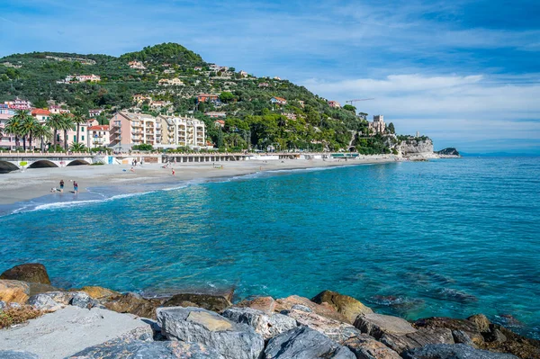 意大利Riviera的Finale Ligure村的沙滩 — 图库照片