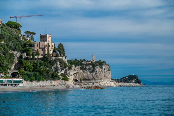 Zandstrand Van Het Dorp Finale Ligure Aan Italiaanse Rivièra — Stockfoto