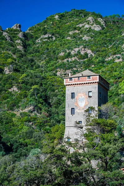 古代の塔ドーリア イタリアのリビエラのサン フルトゥオーゾの小さな村で — ストック写真