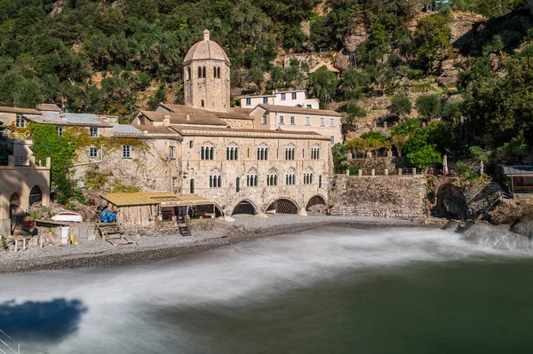 意大利Riviera的一个名叫San Fruttuoso Abbey的古老的修道院 — 图库照片
