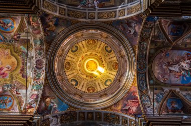 İtalyan Rivierası 'nın antik köyü Finale Ligure' un ana kilisesinin zemininde süsleme