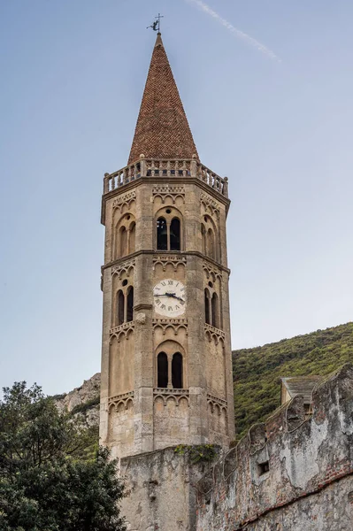 Campanile Van Hoofdkerk Van Het Oude Dorp Finalborgo Italië — Stockfoto