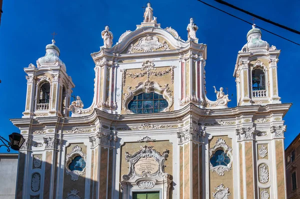 Fasada Głównego Kościoła Wsi Finale Ligure Riwierze Włoskiej — Zdjęcie stockowe