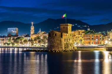 İtalyan Rivierası 'nda Rapallo körfezine inşa edilen antik şatonun gece görüşü