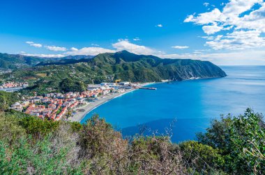 Riva Trigoso Körfezi 'nin üzerinden, Punta Manara' nın izinden, İtalyan Rivierası 'ndan