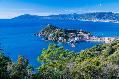 Sestri Levante yarımadasının üzerinden İtalyan Rivierası 'ndaki Punta Manara' nın izini izleyin.