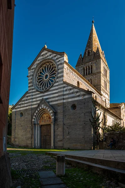 致力于 Fieschi 家庭的古代大教堂坐落在利古里亚 — 图库照片