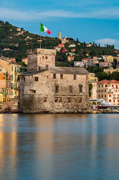 イタリアのリビエラのラパッロ湾に建てられた古代の城 — ストック写真