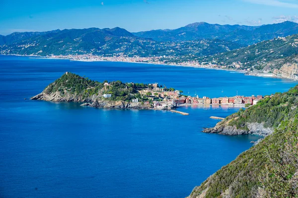 プンタ マナラの歩道からセストリ レバンテ半島を見下ろす イタリアのリビエラ — ストック写真