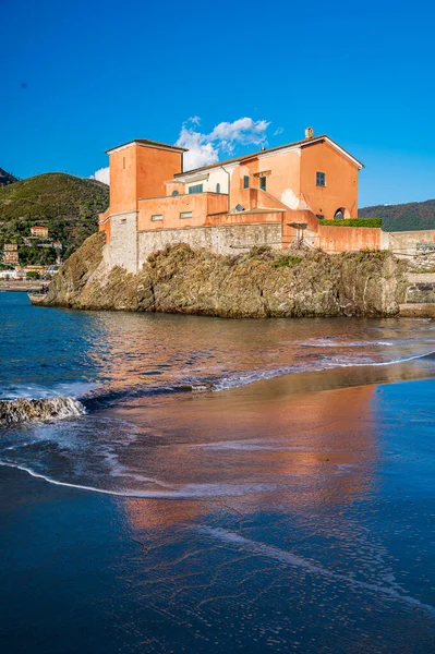 Antica Villa Sulla Spiaggia Del Paese Levanto Sulla Riviera Italiana — Foto Stock