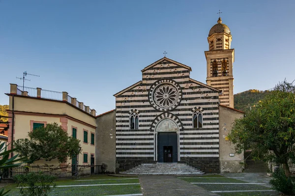 意大利Riviera的Levanto圣安德鲁教堂典型的黑白条纹立面 — 图库照片