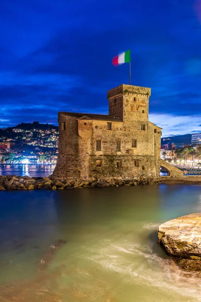 Vista Nocturna Del Antiguo Castillo Construido Bahía Rapallo Riviera Italiana —  Fotos de Stock