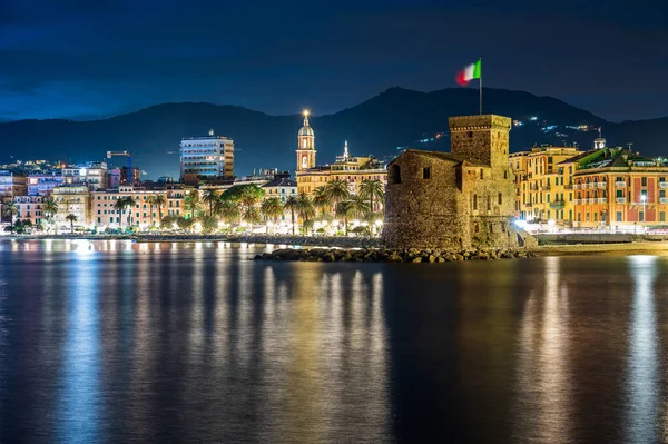 イタリアのリビエラのラパッロ湾に建てられた古代の城の夜景 — ストック写真