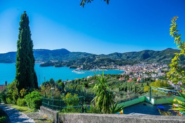 Tepelerdeki Sant Ambrogio Kilisesi 'nden alınan Rapallo körfezine bakın.